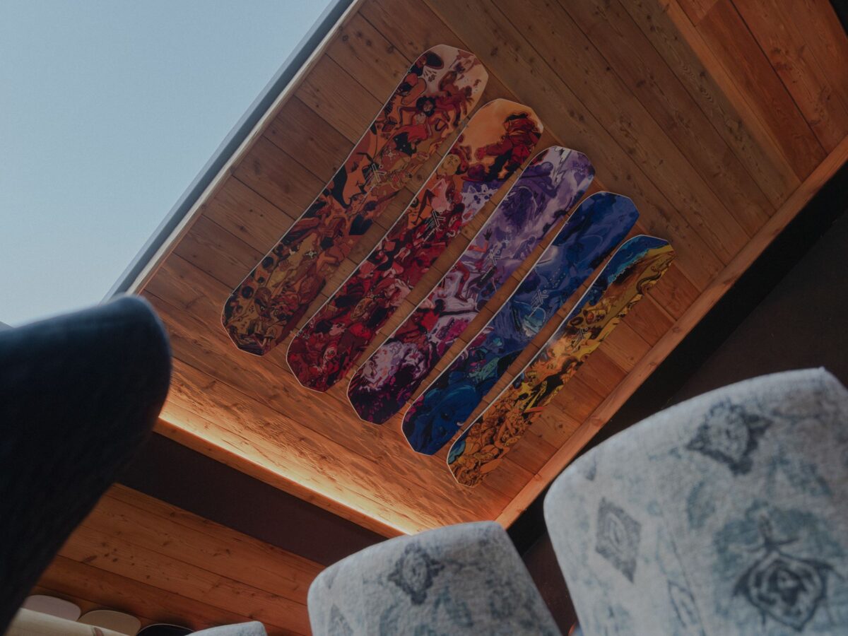 Snowboards als Design-Element an der Decke der Auenhütte im Kleinwalsertal