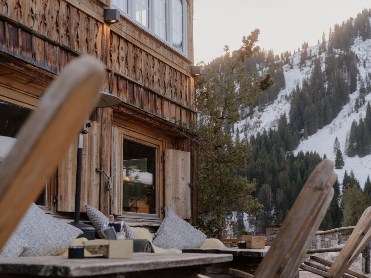 Terrasse der Auenhütte im Kleinwalsertal mit Blick auf die Berge am Ifen