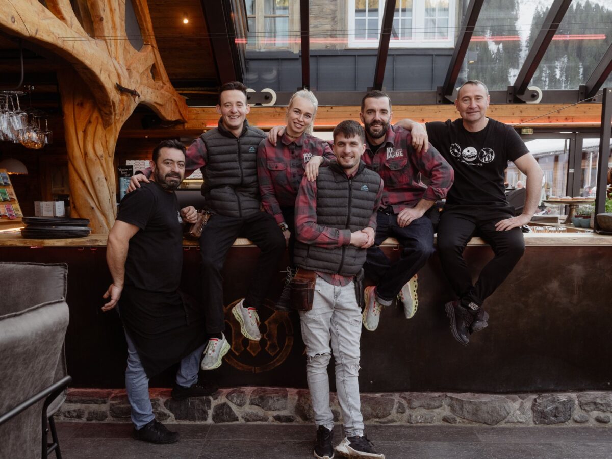 Team der Auenhütte im Kleinwalsertal im alpinen Bar- und Restaurantbereic