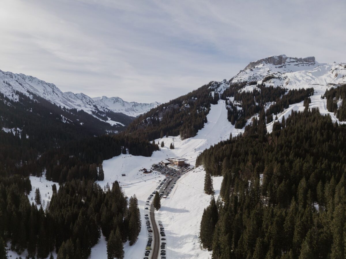 Luftaufnahme der Ifenbahn und Auenhütte im Kleinwalsertal mit Skipisten am Hohen Ifen