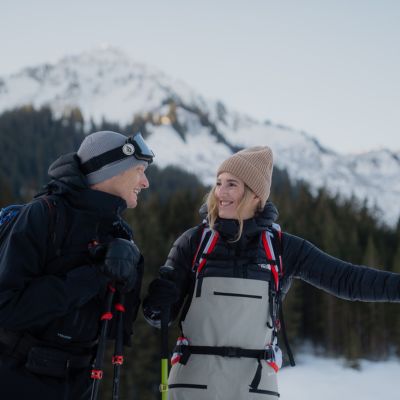 Skitourengeher im Kleinwalsertal mit Bergblick am Ifen