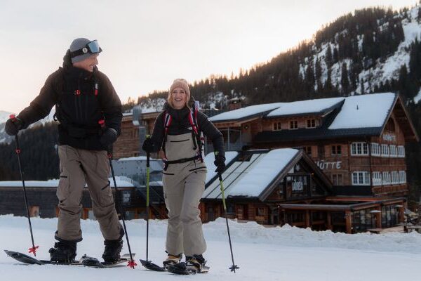 Skitourengeher starten direkt an der Auenhütte im Kleinwalsertal Richtung Schwarzwassertal und Ifen