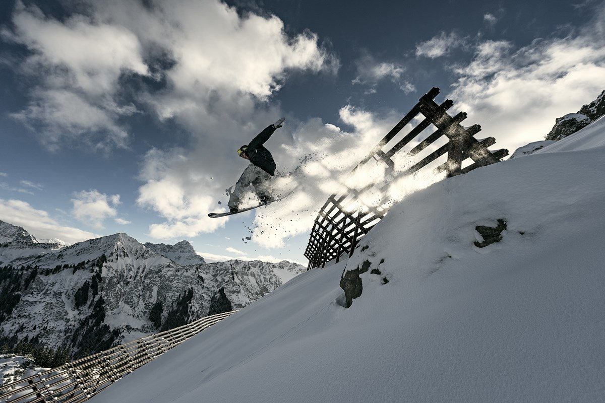 auenhuette-kleinwalsertal-snowboard-sprung