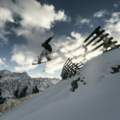 Indie Grab Snowbaorder Lawienenverbauung