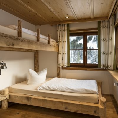 auenhuette-zimmeransicht-gemuetlich-bett