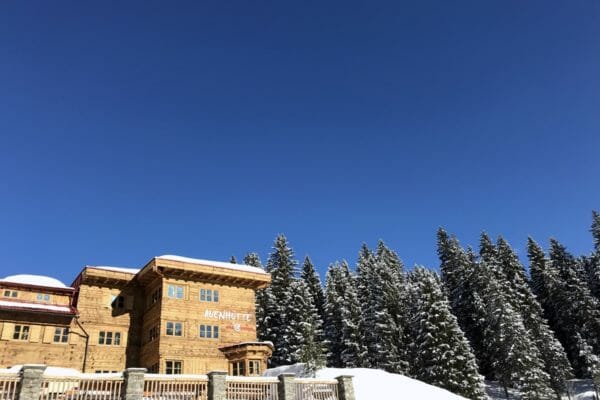 auenhuette-laubela-aussenansicht-wald-schnee-winter