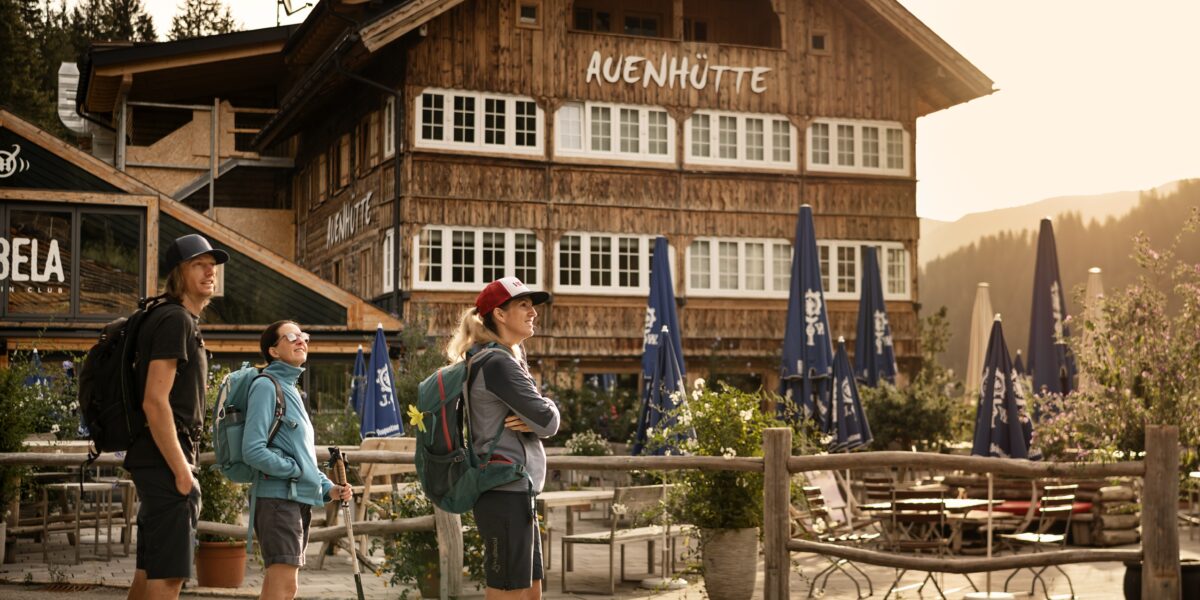 Los geht die Wanderung im Kleinwalsertal