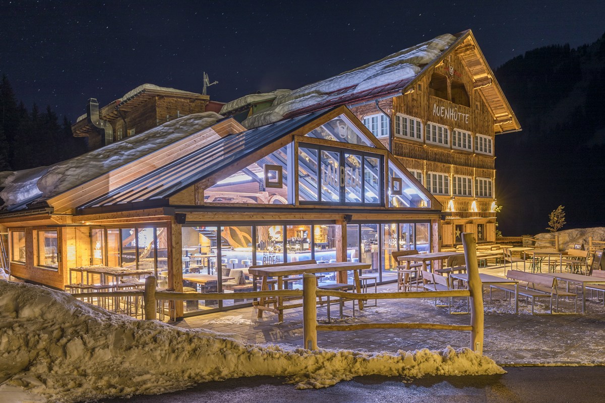 Aussenansicht Nacht Winter Auenhütte-Laubela