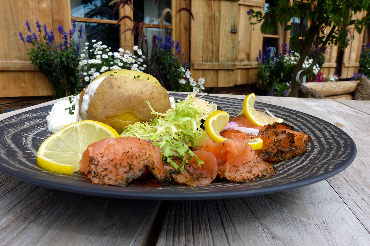 auenhuette-restaurant-lachs-kartoffeln