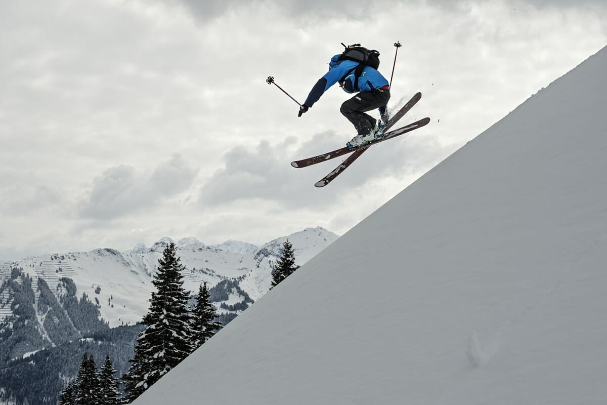 Freeski Skifahrer im Kleinwalsertal